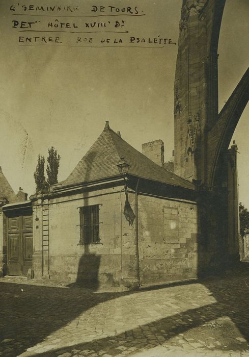 Ancienne maison canoniale de Saint-Gatien, dite du Curé de Tours : Pavillon d’angle, vue générale