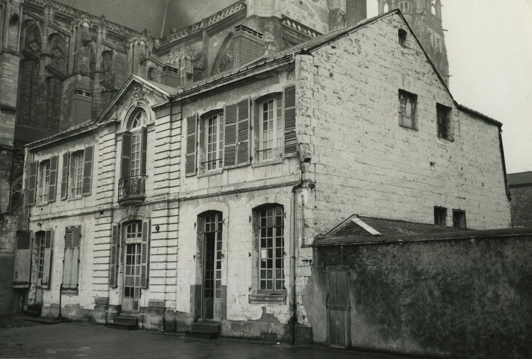 Ancienne maison canoniale de Saint-Gatien, dite du Curé de Tours : Façade est, vue générale