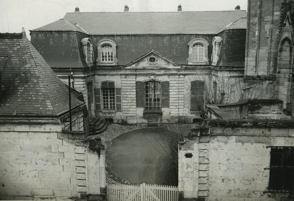 Ancienne maison canoniale de Saint-Gatien, dite du Curé de Tours : Façade ouest, vue générale