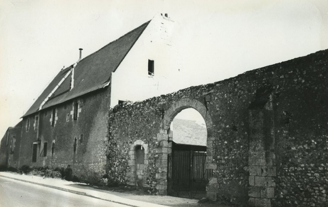 Ancien manoir de Sépaillé : Mur d’enceinte et portail d’accès à la cour, ensemble nord, vue générale