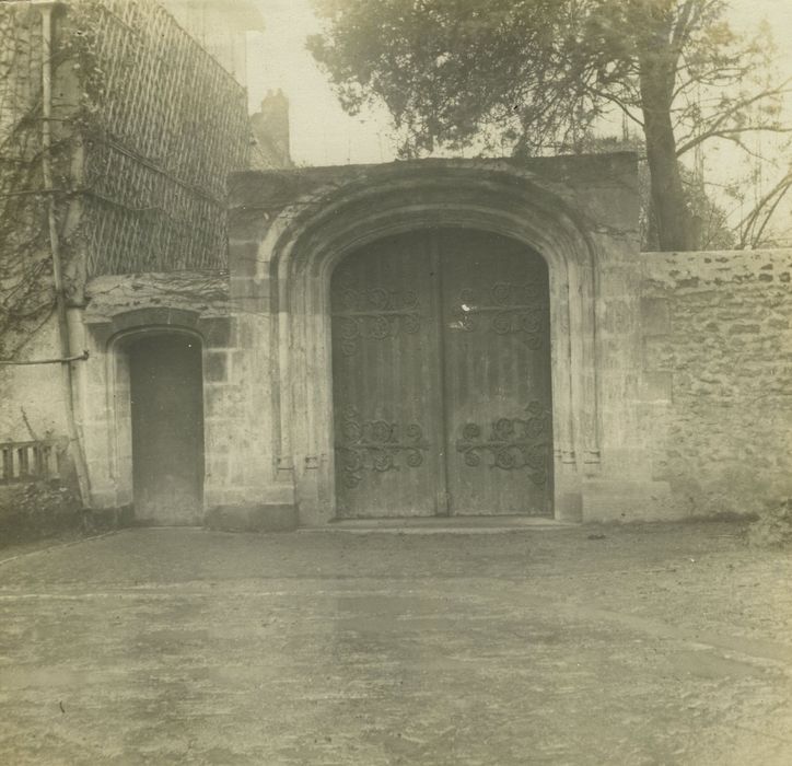 Ancienne abbaye Saint-Sauveur : Portail, vue générale