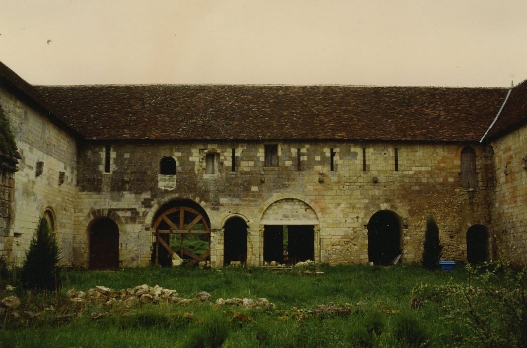 Prieuré Notre-Dame et Saint-Etienne de Villiers : Aile est, façade ouest sur l’ancien cloître, vue générale