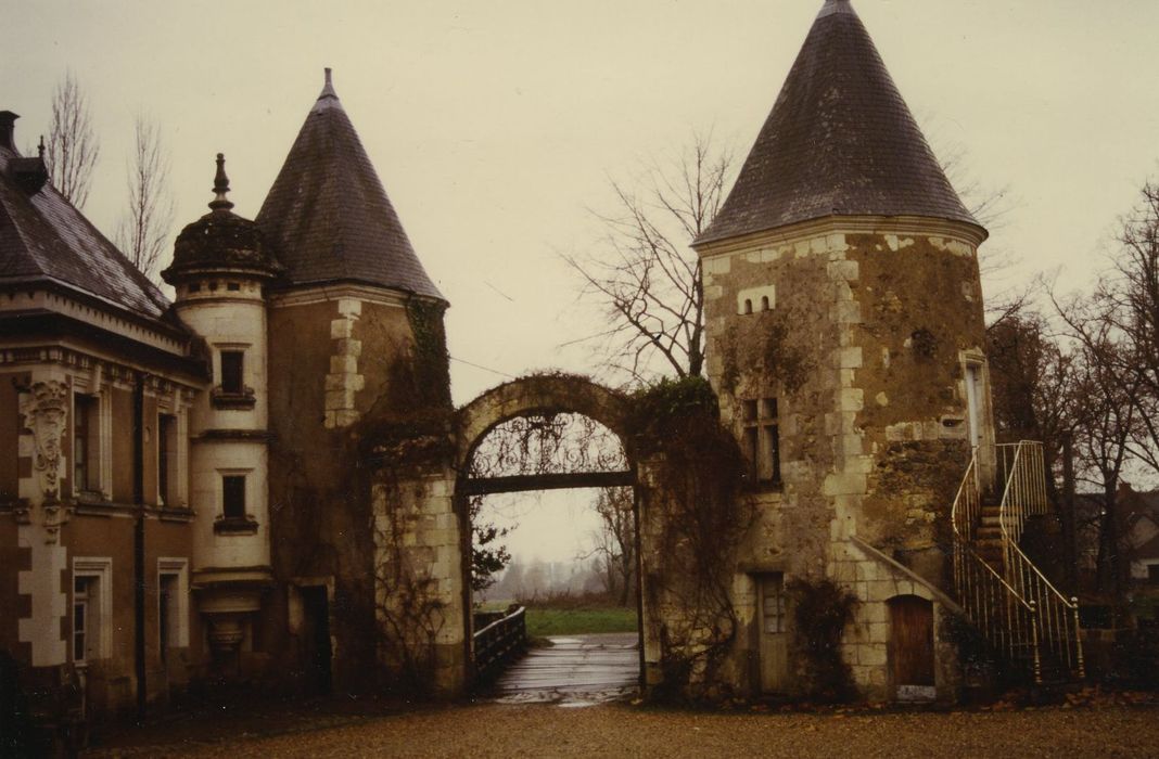 Château de Boisbonnard : Tour encadrant l’accès nord, élévation sud, vue générale