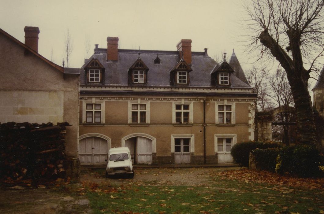 Château de Boisbonnard : Communs, façade est, vue générale