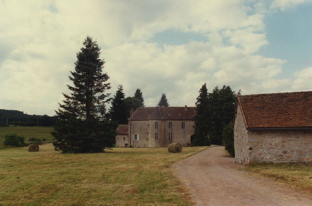 Maison forte d'Alligny-en-Morvan : Ensemble sud, vue partielle