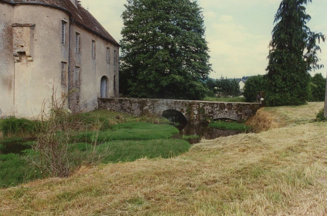 Maison forte d'Alligny-en-Morvan : Pont dormant sud, vue générale