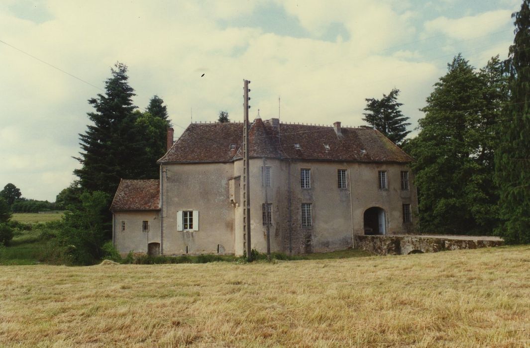 Maison forte d'Alligny-en-Morvan : Ensemble sud, vue générale