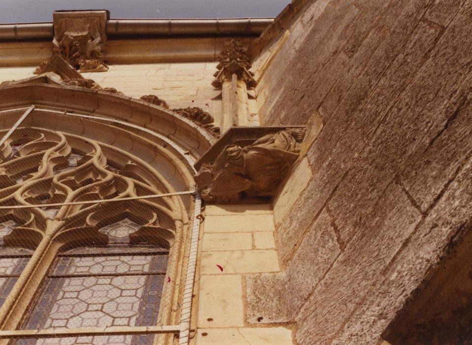 Eglise paroissiale : Chevet, détail d’un culot sculpté