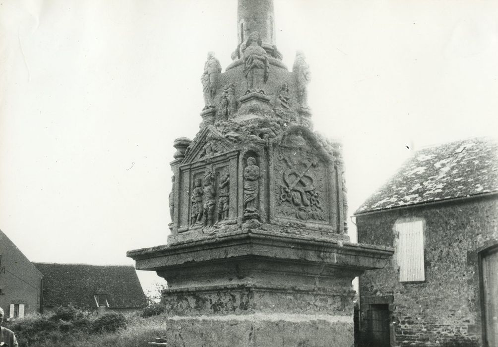 Croix, détail de la base