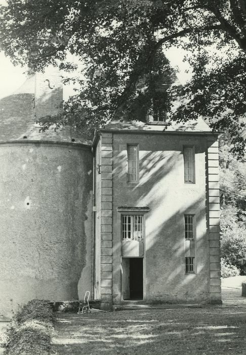 Château d'Apremont : Façade latérale ouest, vue partielle