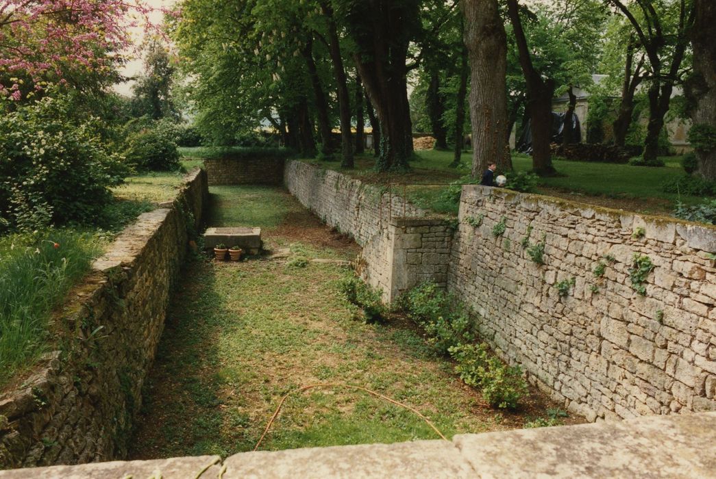 Château d'Apremont : Douves sèche, angle sud-ouest, vue générale