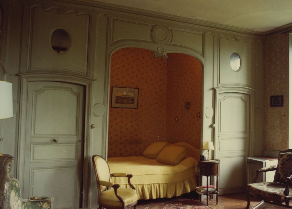 Château d'Apremont : Pavillon, rez-de-chaussée, chambre, vue partielle