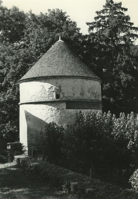 Château d'Apremont : Pigeonnier, vue générale