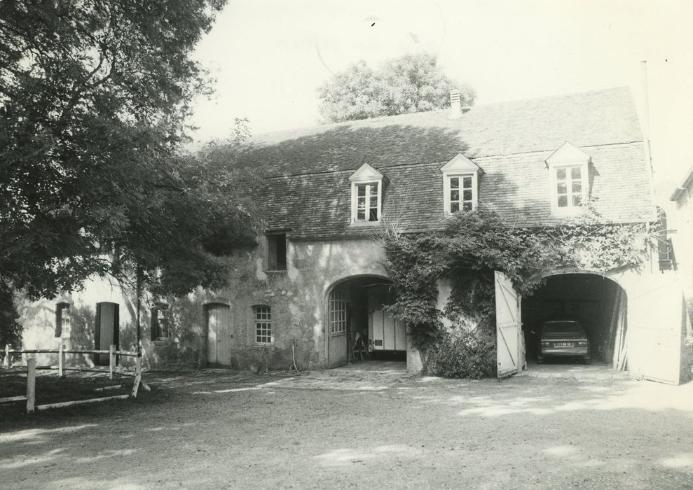 Château d'Apremont : Ecuries, façade sud, vue partielle