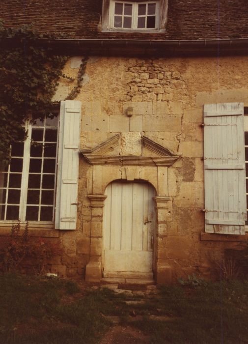 Château de la Motte : Aile est, façade ouest, détail de la porte d’accès