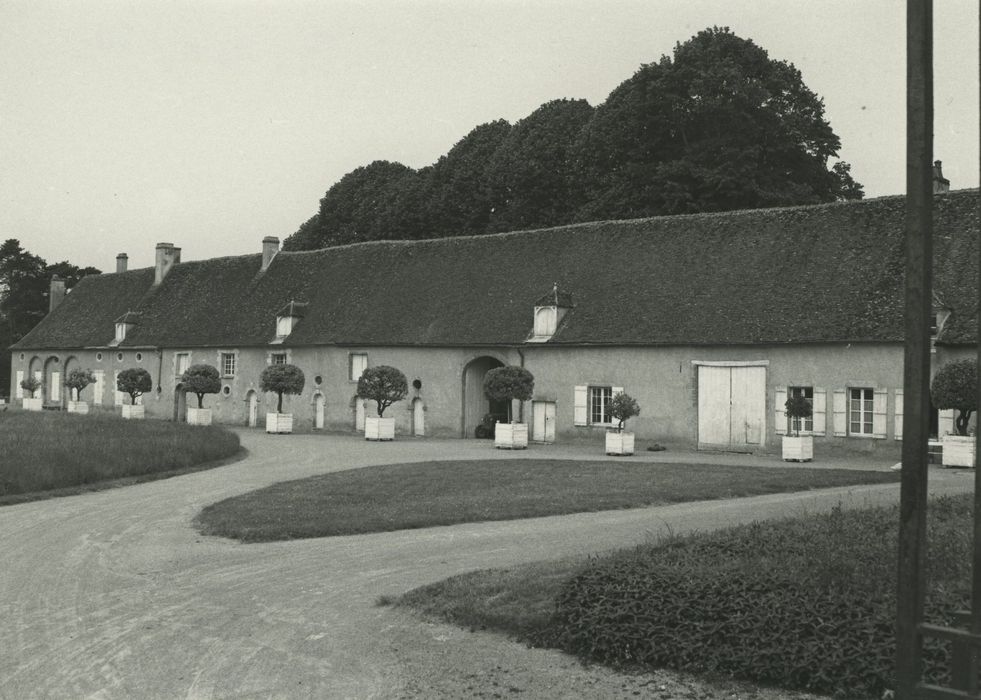 Château : Communs, aile nord, ensemble sud, vue générale