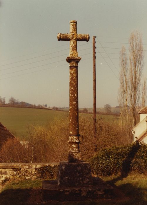 Eglise Saint-Hilaire : Croix située face à l’église