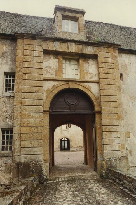 Château : Portail d’accès est à la cour d’honneur, vue générale