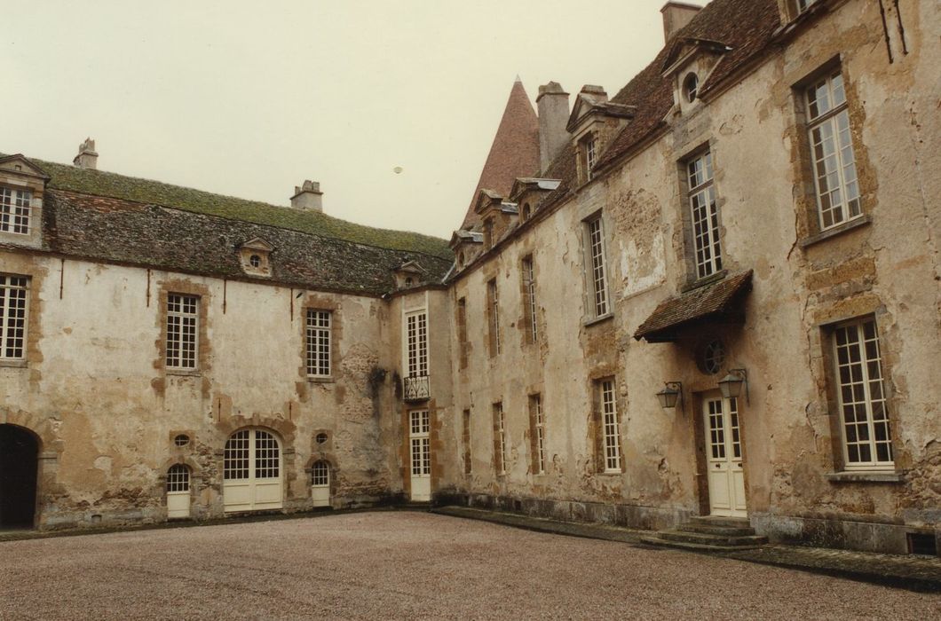 Château : Cour d’honneur, façades nord et est, vue partielle