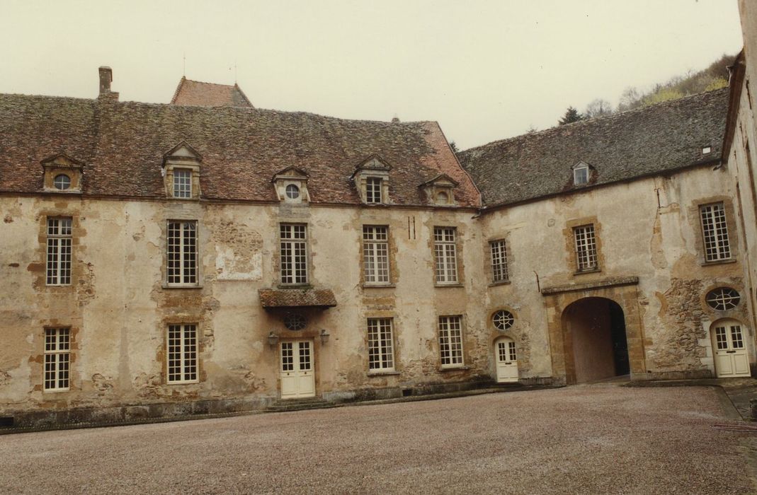 Château : Cour d’honneur, façades sud et ouest, vue partielle