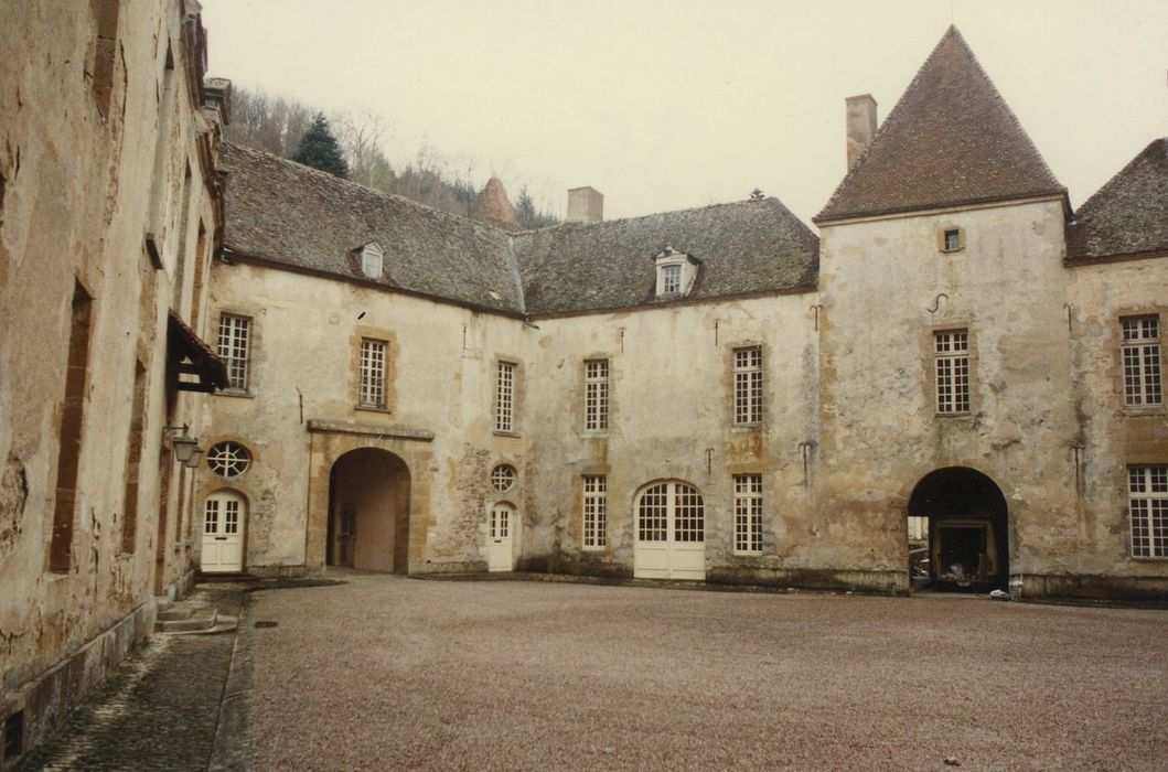 Château : Cour d’honneur, façades nord et ouest