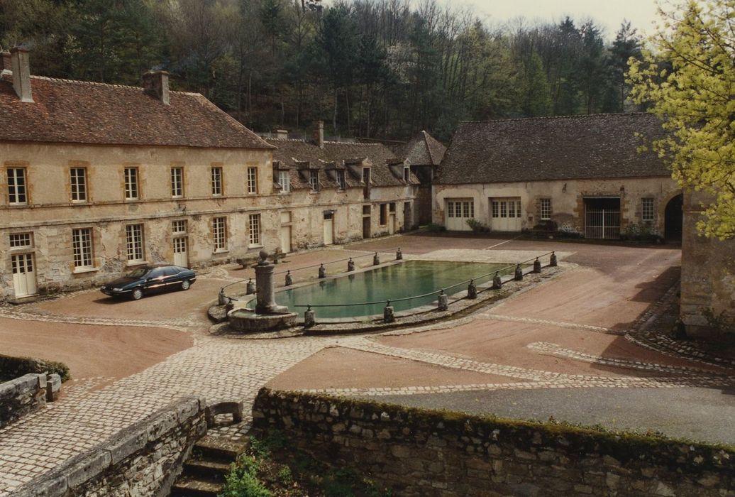 Château : Cour des communs, vue générale