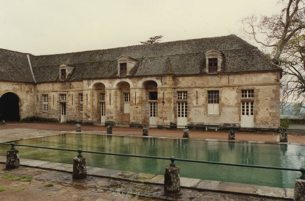 Château : Cour des communs, aile ouest, façade est, vue générale