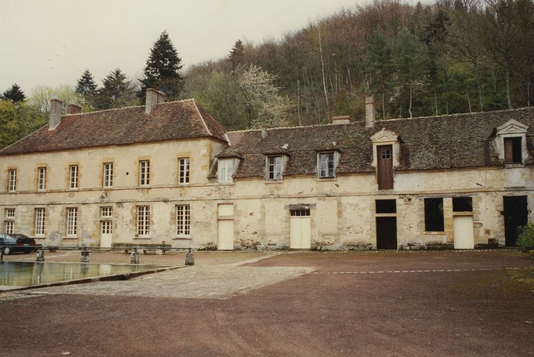 Château : Cour des communs, aile est, façade ouest, vue générale