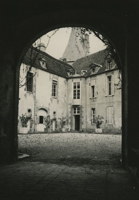 Château : Cour d’honneur, façades nord et est, vue partielle