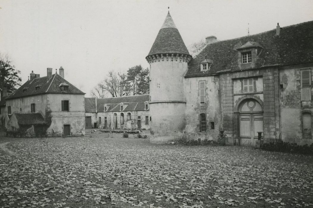 Château : Ensemble est, vcour des communs, vue partielle