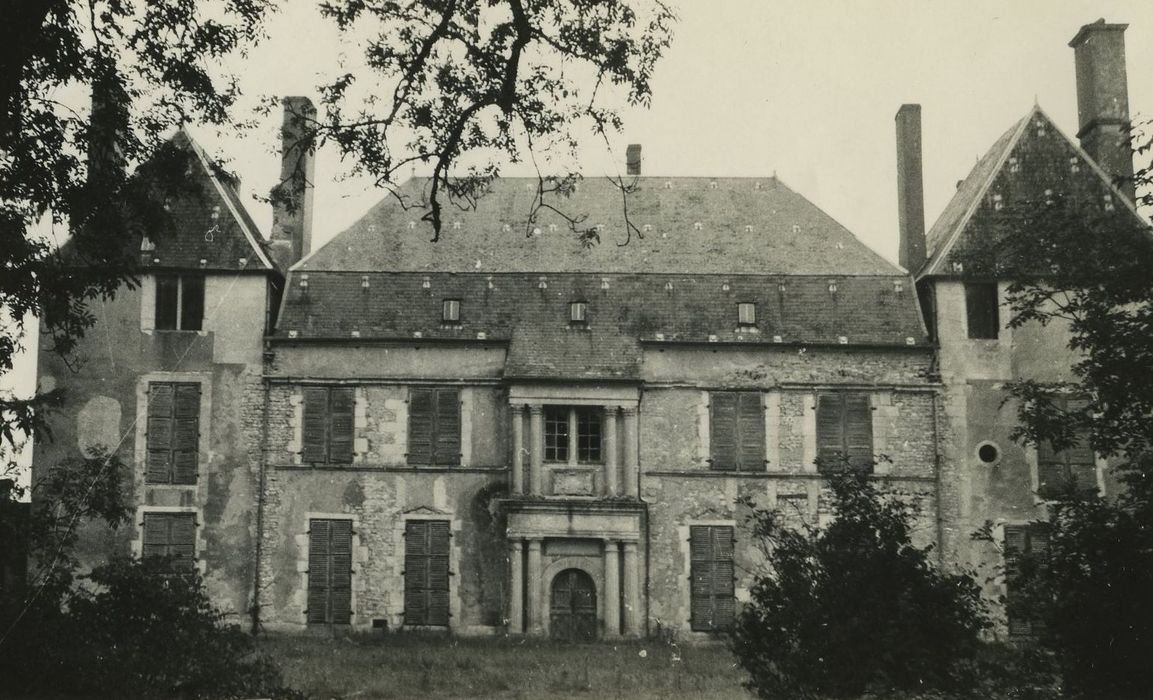 Chateau de Sauvages : Façade sud-est, vue générale