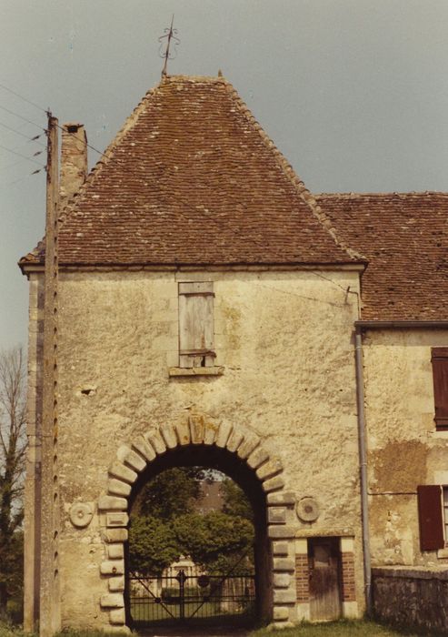 Chateau de Sauvages : Porche d’accès, élévation sud-est, vue générale