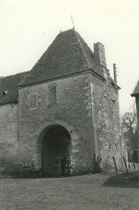 Chateau de Sauvages : Porche d’accès, élévation nord-ouest, vue générale