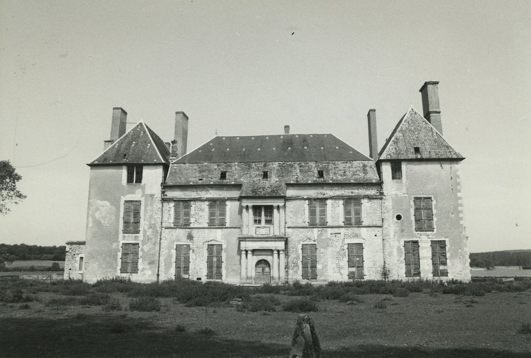 Chateau de Sauvages : Façade sud-est, vue générale