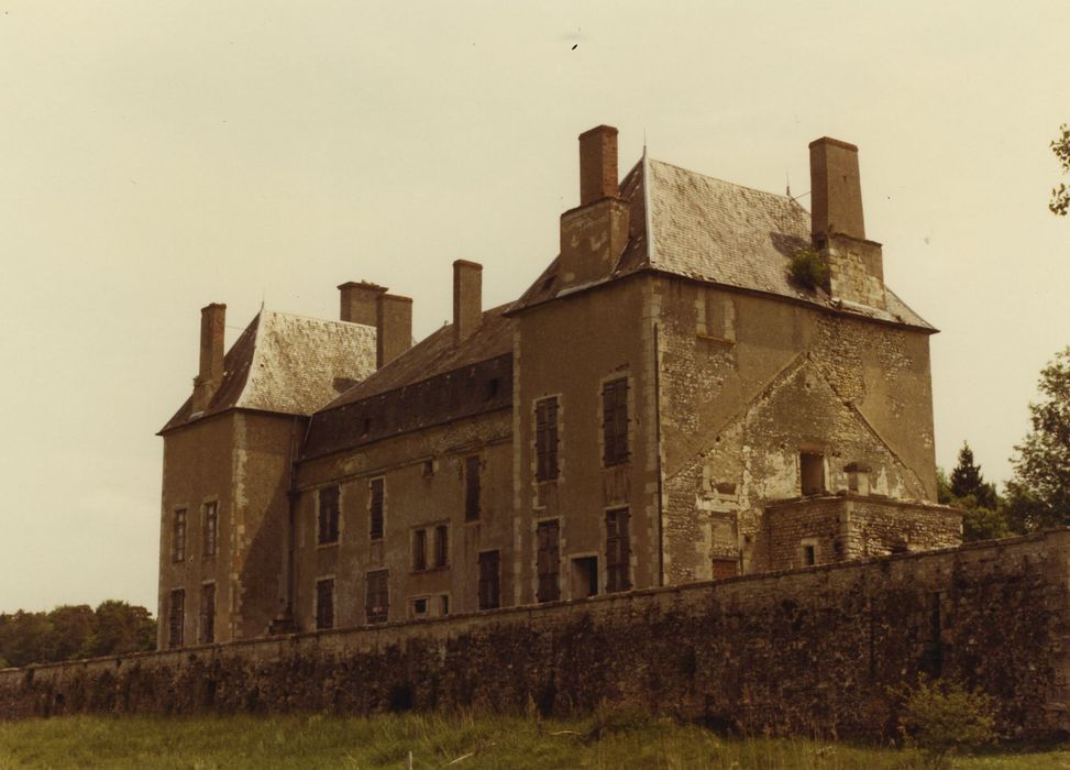 Chateau de Sauvages : Ensemble nord-ouest, vuegénérale