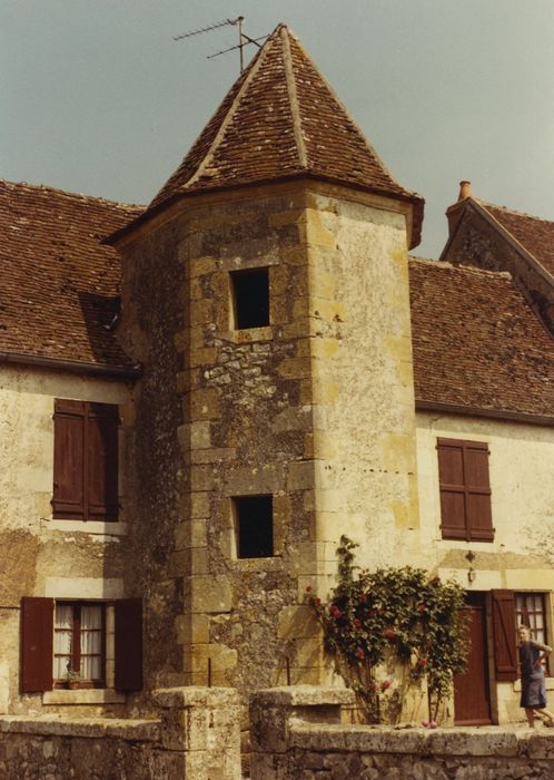 Chateau de Sauvages : Communs, façade sud-est, vue partielle