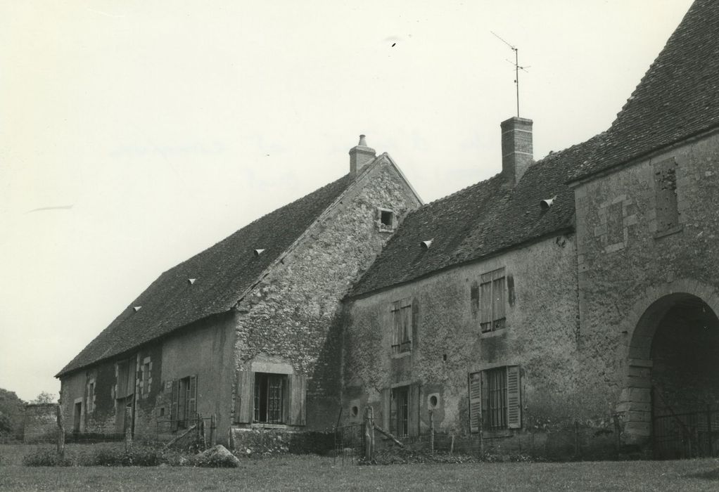 Chateau de Sauvages : Communs, ensemble nord-ouest, vue générale