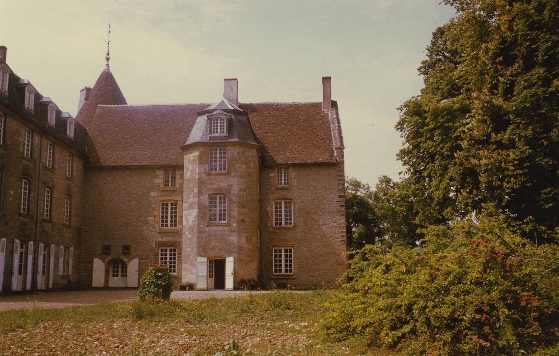 Château de Dumphlun : Aile du 15e siècle, façade nord-est, vue générale