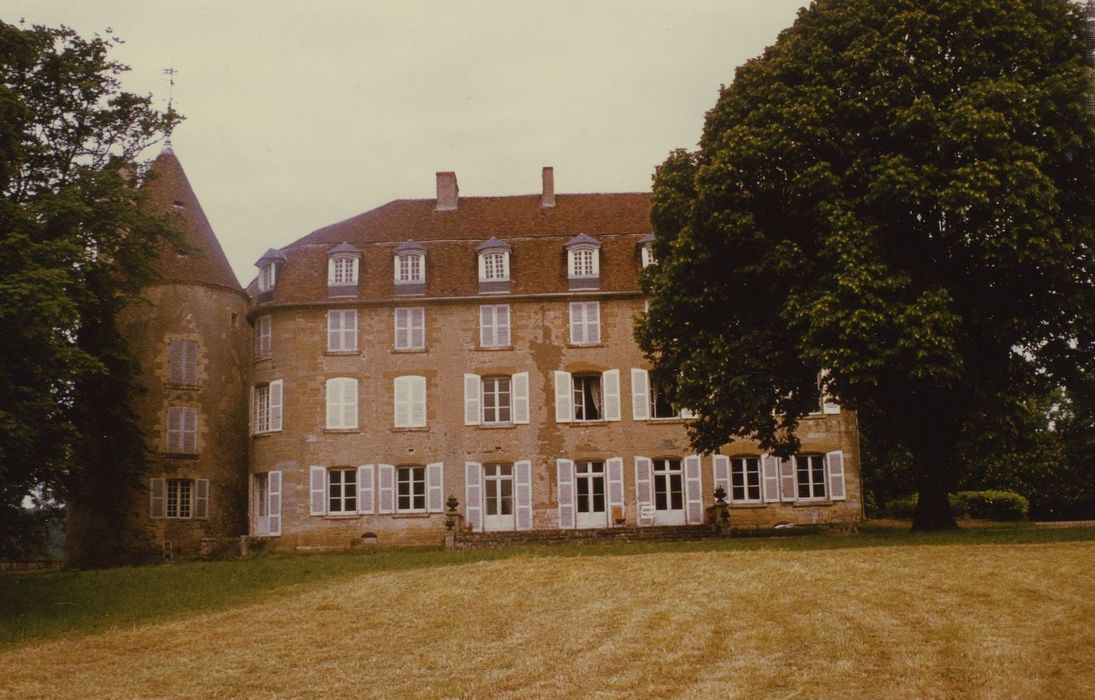 Château de Dumphlun : Aile du 18e siècle, façade sud-est, vue générale