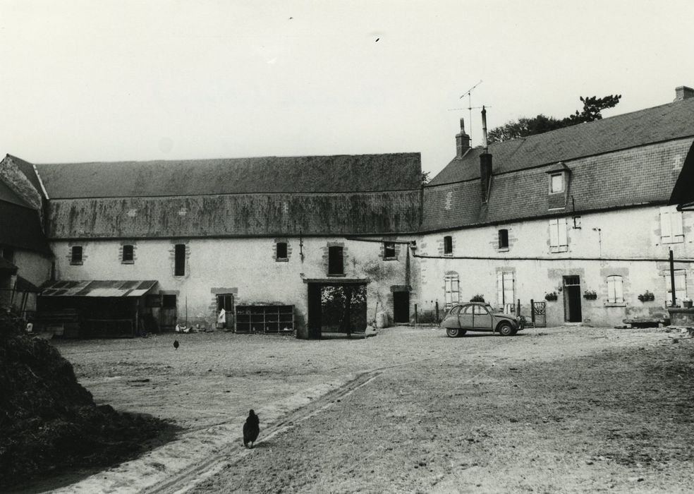 Château de Dumphlun : Ferme, vue partielle des bâtiments, ailes nord et est