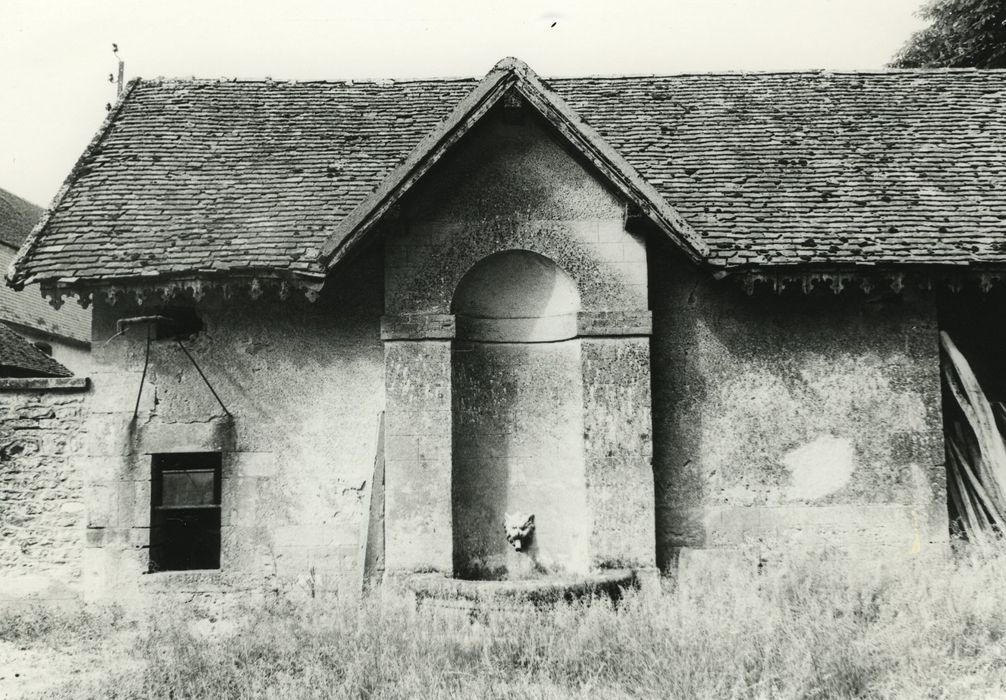 Château de Dumphlun : Fontaine, vue générale