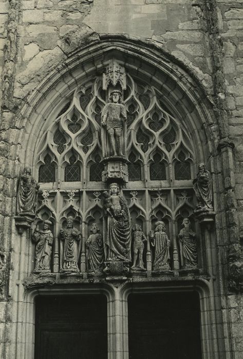 Eglise Saint-Hilaire : Portail occidental, vue partielle