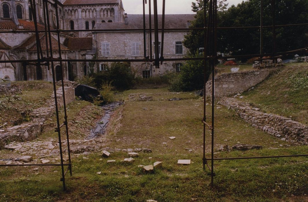 Eglise Saint-Laurent : Vue partielle des ruines de la nef