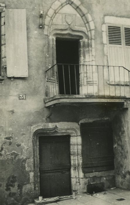 Hôpital (ancien) : Façade sur rue, vue partielle