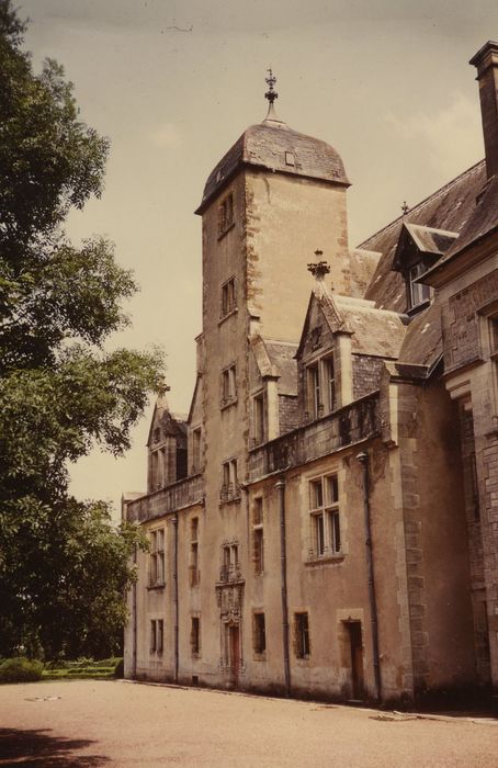 Château : Façade ouest, vue partielle