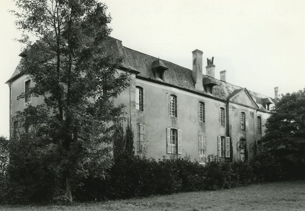 Château : Communs, façade ouest, vue partielle