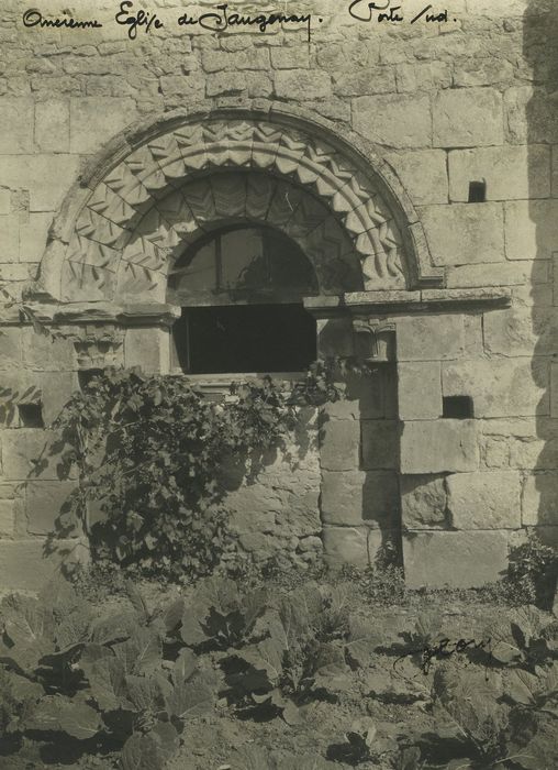 Eglise de Jaugenay (ancienne) : Portail latéral sud, vue générale