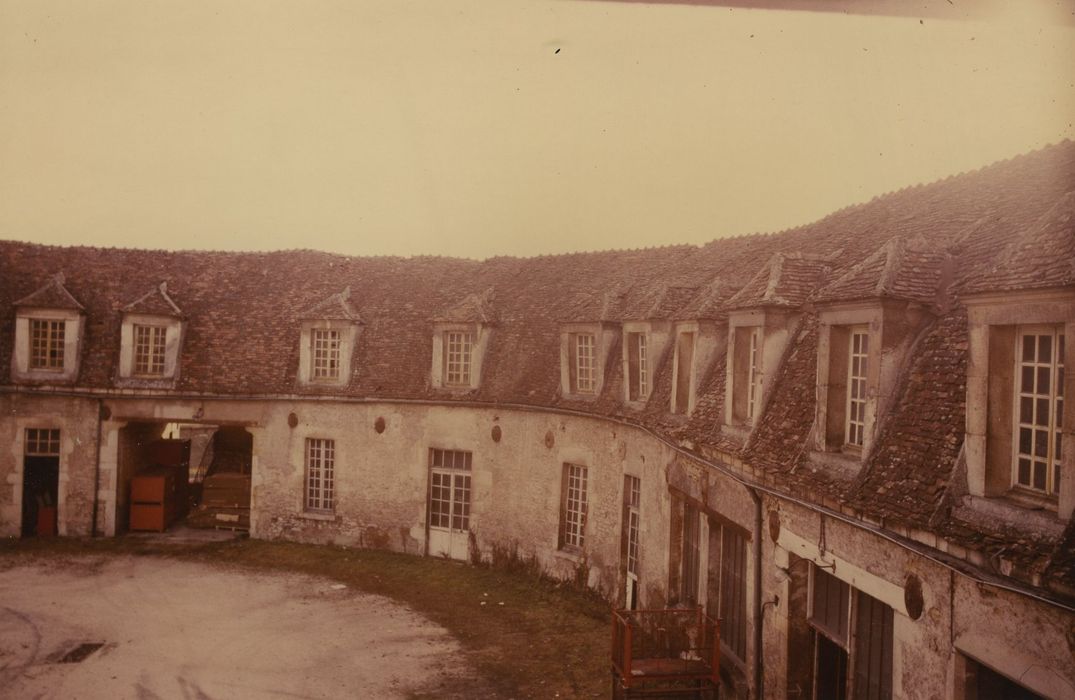 Anciennes Papeteries de Villette : Cour intérieure, bâtiment formant l’hémicycle, ensemble nord-est, vue partielle