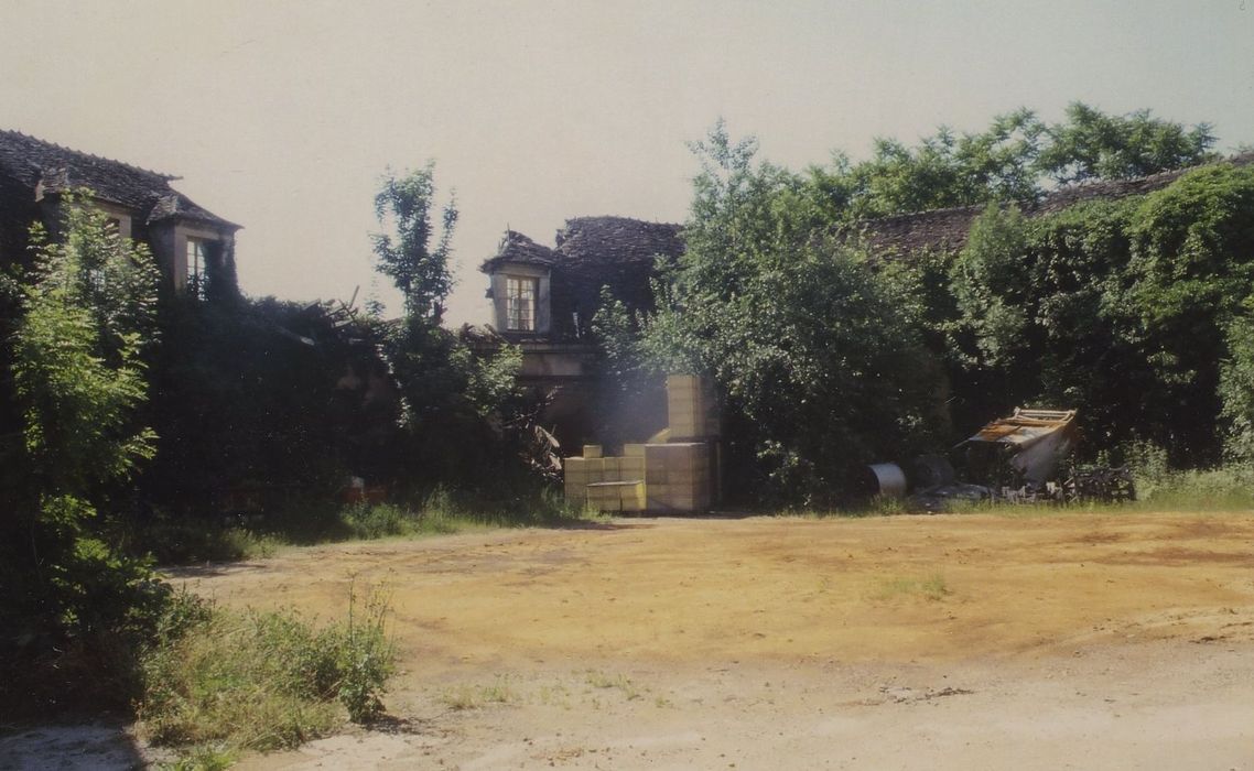 Anciennes Papeteries de Villette : Cour intérieure, vue partielle des bâtiments ruinés
