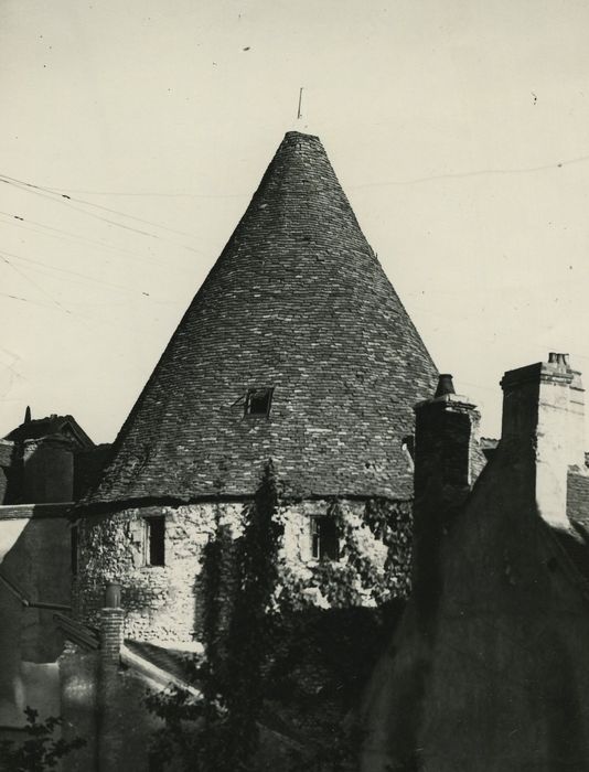 Fortifications : Vue partielle de la tour dite tour Fraicte